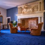 Admirez l'image d'une chambre raffinée et accueillante au Château de Terrides, où le charme du patrimoine se marie harmonieusement aux commodités modernes pour offrir un séjour exceptionnel près de Montauban et Toulouse. Cette chambre d'hôtel luxueuse, équipée d'une literie confortable en latex et d'une salle de bain bien équipée, est l'endroit idéal pour se ressourcer et profiter d'un repos bien mérité.